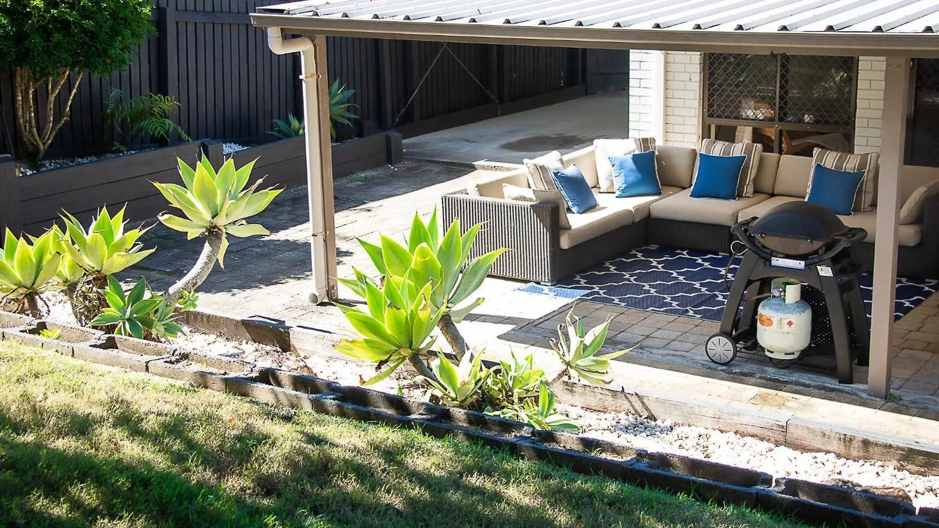 Endless Summer Beach Retreat-Pet Friendly, Walk To Shops Noosa