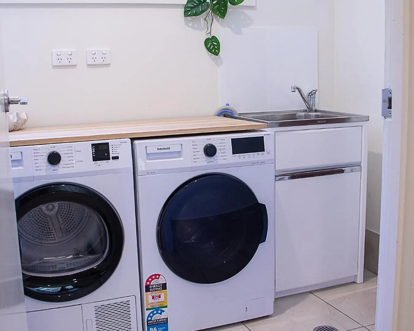 Dom wakacyjny Endless Summer Beach Retreat-Pet Friendly, Walk To Shops Noosa